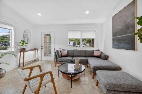 House in Miami, Florida 3 bedrooms, 126.35 sq.m. № 1992611 - photo 6