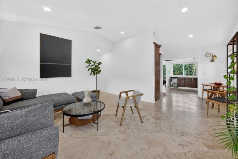 House in Miami, Florida 3 bedrooms, 126.35 sq.m. № 1992611 - photo 8