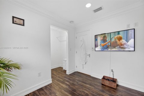 House in Miami, Florida 3 bedrooms, 126.35 sq.m. № 1992611 - photo 30