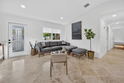 House in Miami, Florida 3 bedrooms, 126.35 sq.m. № 1992611 - photo 7
