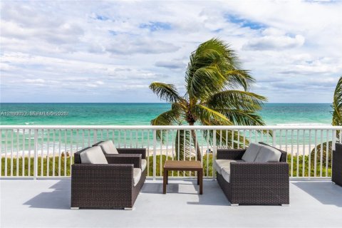 Condo in Miami Beach, Florida  № 2402125 - photo 21