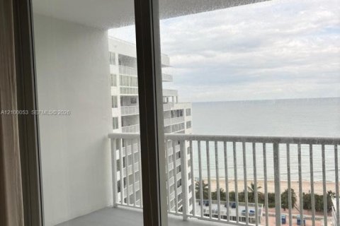 Condo in Miami Beach, Florida  № 2402125 - photo 11