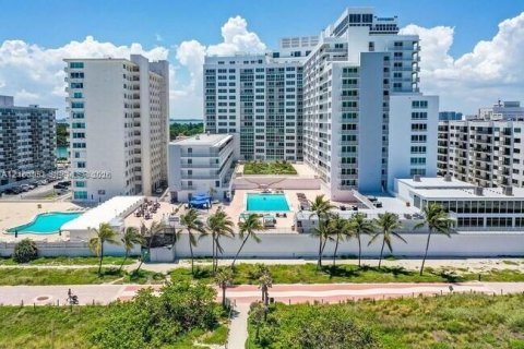 Condo in Miami Beach, Florida  № 2402125 - photo 12