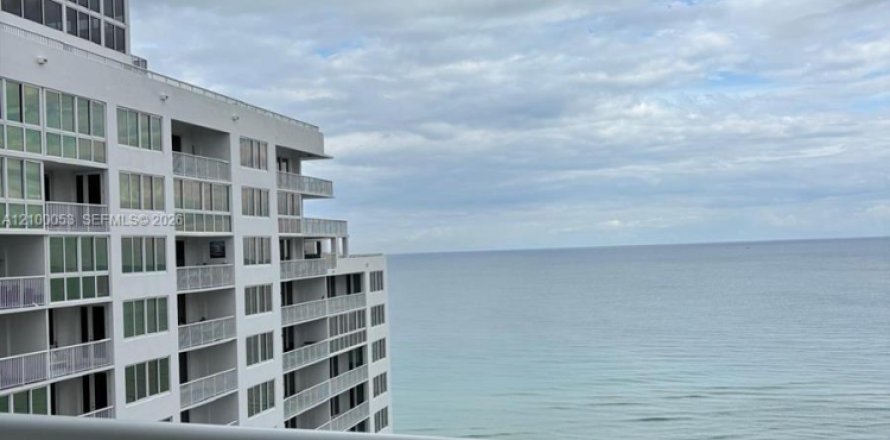 Studio in the Condo in Miami Beach, Florida  № 2402125