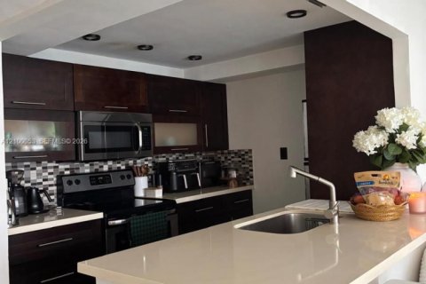 Condo in Miami Beach, Florida  № 2402125 - photo 3