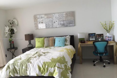 Condo in Miami Beach, Florida  № 2402125 - photo 2