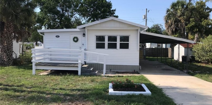 House in Port Richey, Florida 3 bedrooms, 81.75 sq.m. № 2393923