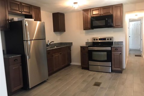 House in Port Richey, Florida 3 bedrooms, 81.75 sq.m. № 2393923 - photo 2