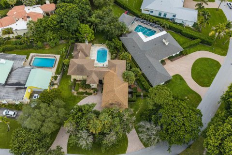 House in Tequesta, Florida 4 bedrooms, 359.53 sq.m. № 2392389 - photo 2