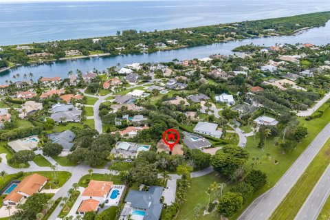 House in Tequesta, Florida 4 bedrooms, 359.53 sq.m. № 2392389 - photo 3