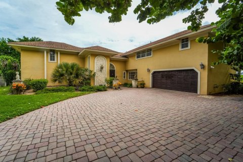 House in Tequesta, Florida 4 bedrooms, 359.53 sq.m. № 2392389 - photo 19