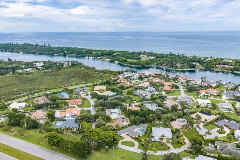 House in Tequesta, Florida 4 bedrooms, 359.53 sq.m. № 2392389 - photo 6