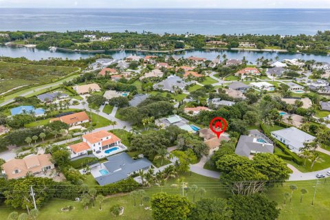 House in Tequesta, Florida 4 bedrooms, 359.53 sq.m. № 2392389 - photo 14