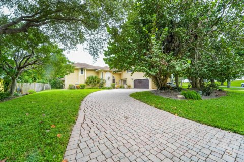 House in Tequesta, Florida 4 bedrooms, 359.53 sq.m. № 2392389 - photo 16