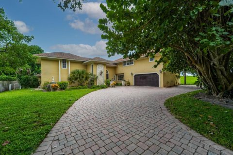 House in Tequesta, Florida 4 bedrooms, 359.53 sq.m. № 2392389 - photo 18