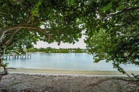 House in Tequesta, Florida 4 bedrooms, 359.53 sq.m. № 2392389 - photo 25