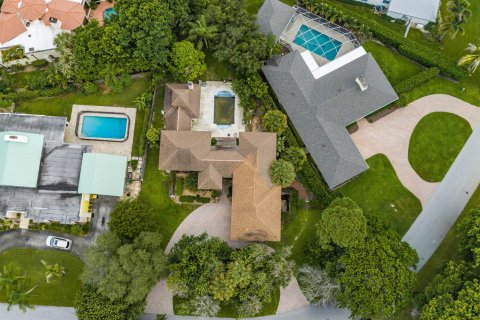 House in Tequesta, Florida 4 bedrooms, 359.53 sq.m. № 2392389 - photo 23