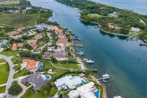 House in Tequesta, Florida 4 bedrooms, 359.53 sq.m. № 2392389 - photo 8