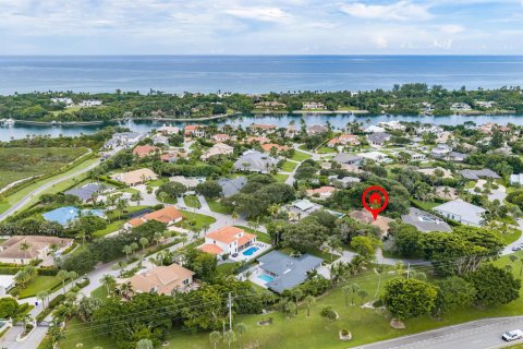House in Tequesta, Florida 4 bedrooms, 359.53 sq.m. № 2392389 - photo 13