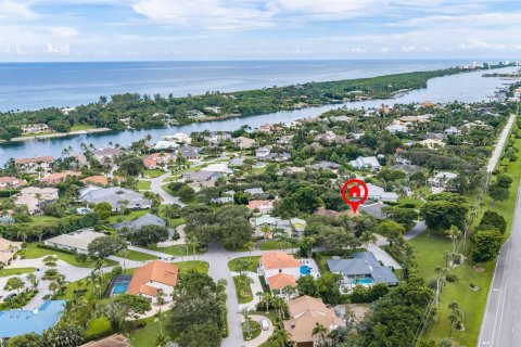 House in Tequesta, Florida 4 bedrooms, 359.53 sq.m. № 2392389 - photo 12