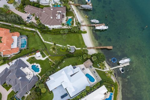House in Tequesta, Florida 4 bedrooms, 359.53 sq.m. № 2392389 - photo 9
