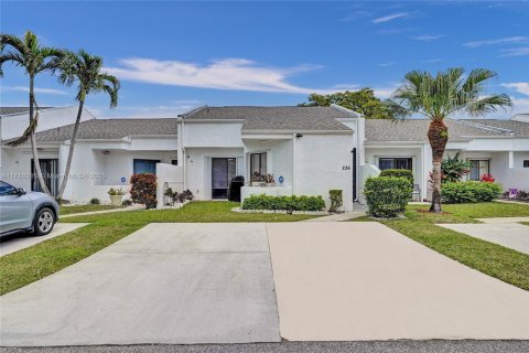 House in Royal Palm Beach, Florida 3 bedrooms, 139.82 sq.m. № 1817017 - photo 1