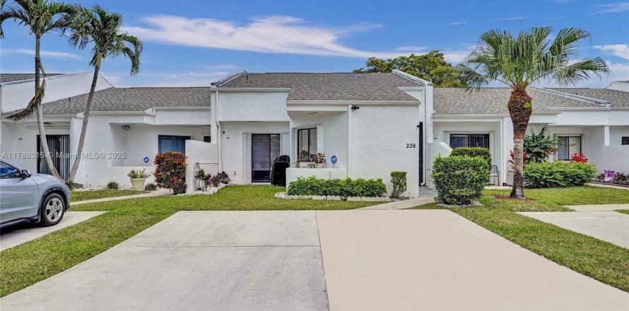 House in Royal Palm Beach, Florida 3 bedrooms, 139.82 sq.m. № 1817017