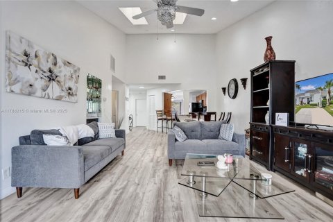 House in Royal Palm Beach, Florida 3 bedrooms, 139.82 sq.m. № 1817017 - photo 3