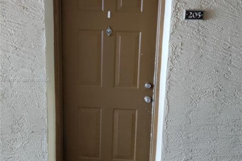 Copropriété à vendre à Pembroke Pines, Floride: 2 chambres, 104.98 m2 № 2044064 - photo 2