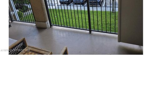 Copropriété à vendre à Pembroke Pines, Floride: 2 chambres, 104.98 m2 № 2044064 - photo 11