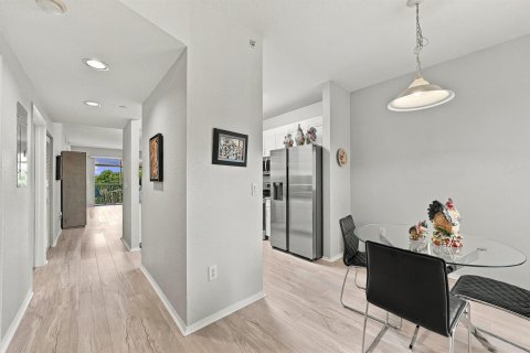 Condo in Tamarac, Florida, 2 bedrooms  № 2390104 - photo 18