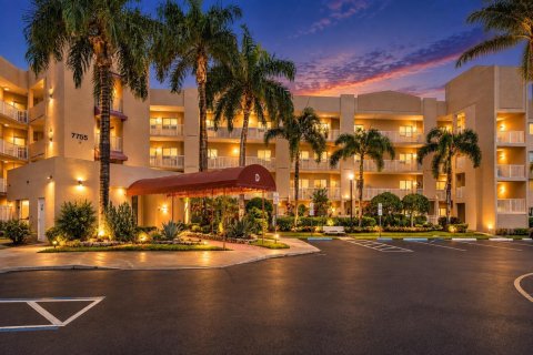 Condo in Tamarac, Florida, 2 bedrooms № 2390104