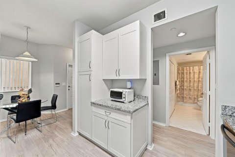 Condo in Tamarac, Florida, 2 bedrooms  № 2390104 - photo 5