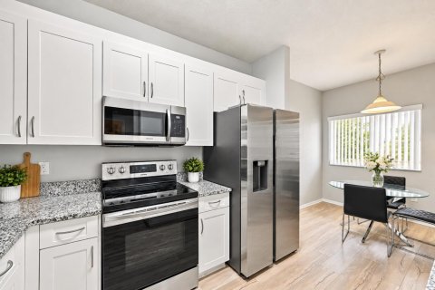 Condo in Tamarac, Florida, 2 bedrooms  № 2390104 - photo 2