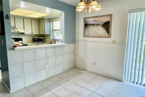 Condo in Melbourne, Florida, 2 bedrooms № 2219237 - photo 8