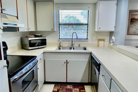 Condo in Melbourne, Florida, 2 bedrooms № 2219237 - photo 11
