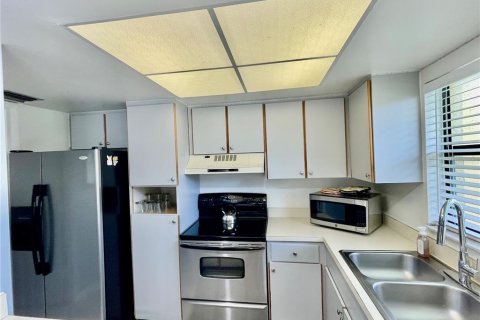 Condo in Melbourne, Florida, 2 bedrooms № 2219237 - photo 12