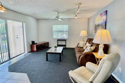 Condo in Melbourne, Florida, 2 bedrooms № 2219237 - photo 5