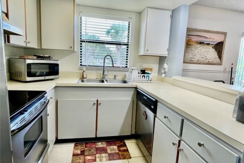 Condo in Melbourne, Florida, 2 bedrooms № 2219237 - photo 10