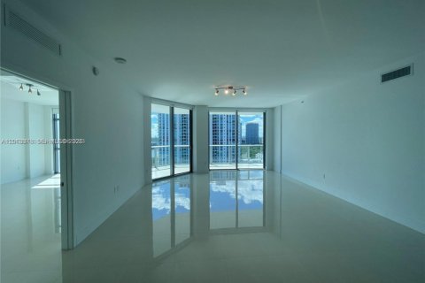 Condo in North Miami Beach, Florida, 2 bedrooms № 2241969 - photo 13