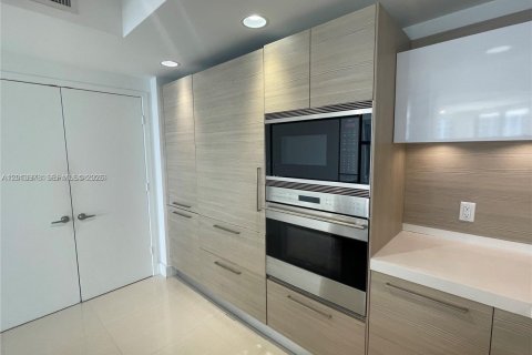 Condo in North Miami Beach, Florida, 2 bedrooms № 2241969 - photo 8