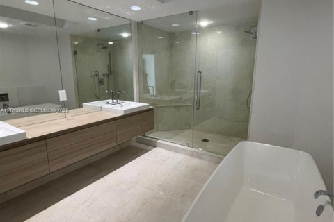 Condo in North Miami Beach, Florida, 2 bedrooms № 2241969 - photo 17