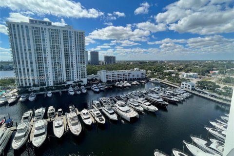 Condo in North Miami Beach, Florida, 2 bedrooms № 2241969 - photo 4