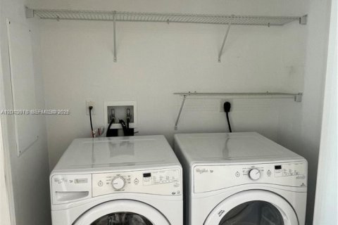 Condo in North Miami Beach, Florida, 2 bedrooms № 2241969 - photo 20