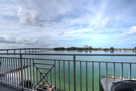 Condo à Clearwater, Floride, 2 chambres  № 2432705