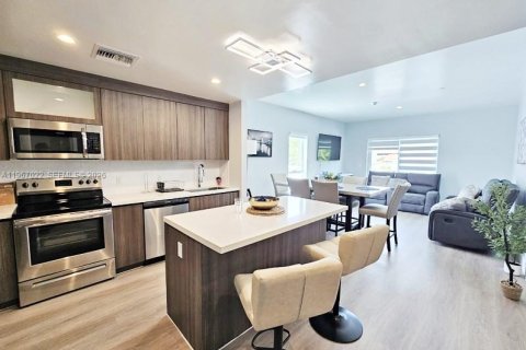Copropriété à vendre à Hollywood, Floride: 2 chambres, 108.7 m2 № 2081360 - photo 2
