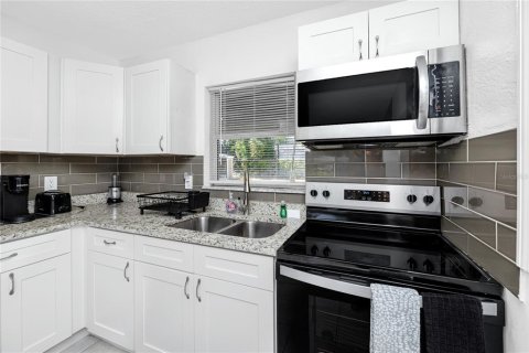 Villa ou maison à vendre à Saint Petersburg, Floride: 2 chambres, 72.84 m2 № 2433108 - photo 10