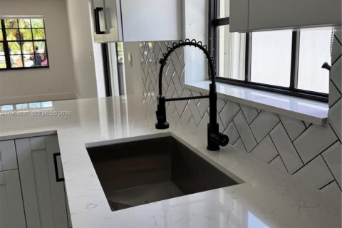 Villa ou maison à vendre à Miami, Floride: 3 chambres, 143.35 m2 № 2081071 - photo 16