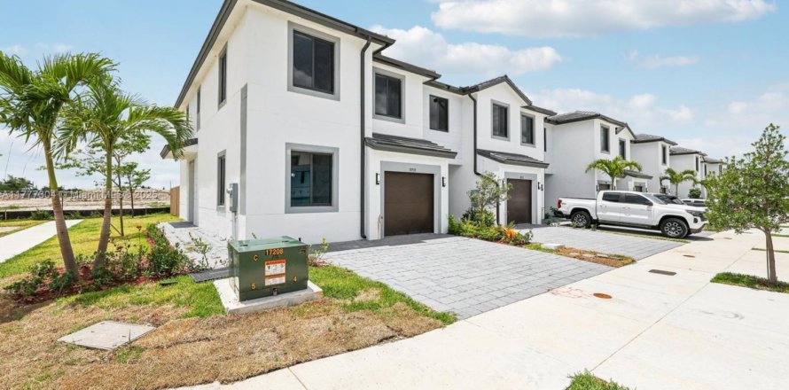 Townhouse in Homestead, Florida 4 bedrooms, 161.56 sq.m. № 1696762
