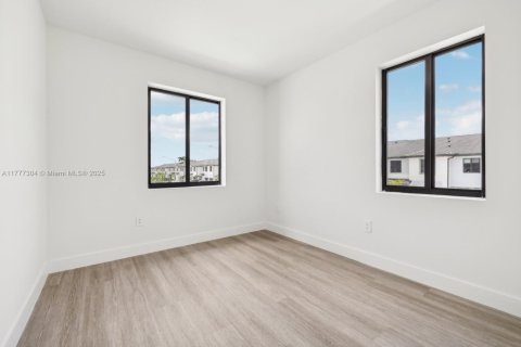 Townhouse in Homestead, Florida 4 bedrooms, 161.56 sq.m. № 1696762 - photo 13